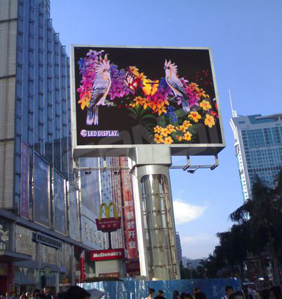 深圳賽博（bó）數（shù）碼廣場西北（běi）麵圓弧室外（wài）全彩屏