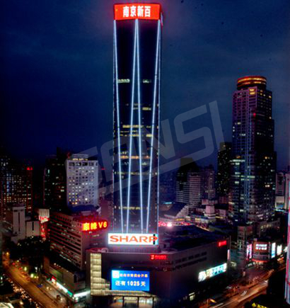 南京新百（bǎi）主樓頂部（bù）LED顯示幕工程室外全彩（cǎi）模條屏