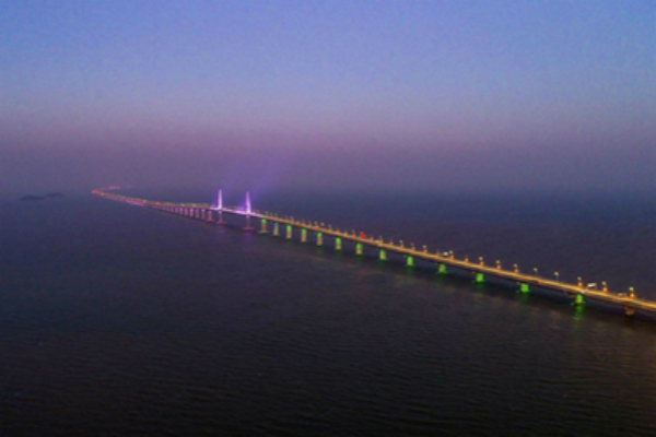 港珠澳（ào）大橋亮燈