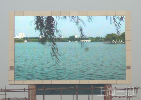 LED顯示（shì）屏的黑燈白燈（dēng）對（duì）比