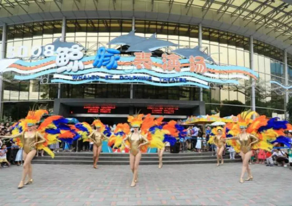 127㎡LED屏(píng)高清展現鯨豚表演(yǎn)