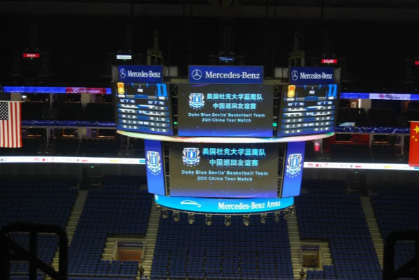 梅賽德斯奔馳中心(xīn)的400㎡全彩LED鬥型屏(píng)