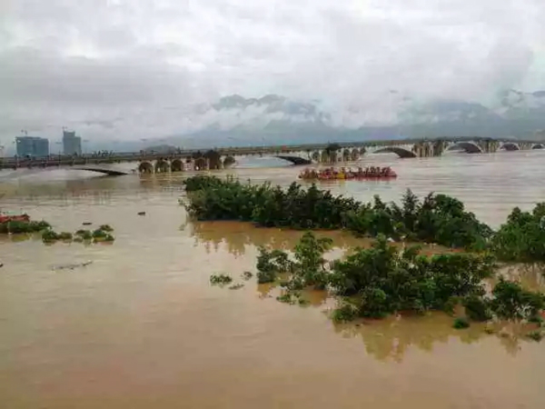 台風（fēng）過後一片狼藉
