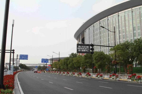 進口博覽（lǎn）會周邊道路多杆合一路燈