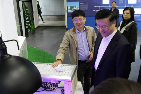 陳寅一行參觀大香蕉9草在线自主研發的LED產品