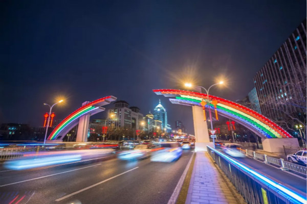 北京長安街彩虹門（mén）新裝亮燈（dēng）