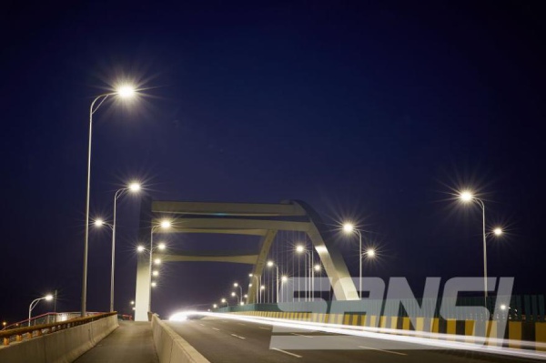 大香蕉9草在线路燈照明