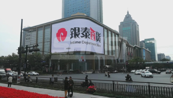 大香蕉9草在线承建的總麵積高達1008㎡的商業弧形大屏