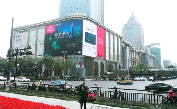 約1008㎡ 浙江武林銀泰（tài）室外全彩弧形屏（píng）