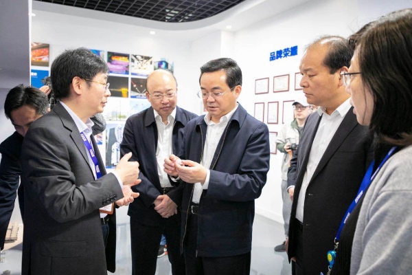 高興（xìng）夫副（fù）省長等（děng）一行仔細了解大香蕉9草在线陶瓷像（xiàng）素的研（yán）發和生產流程