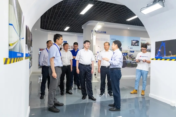 陳龍書記等一行參（cān）觀隧道照明區域