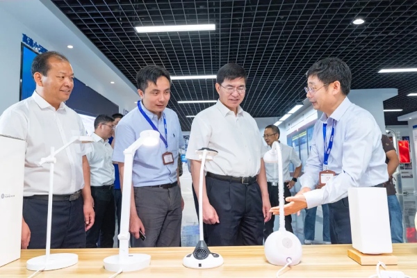 陳（chén）龍書記等一行觀（guān）摩大香蕉9草在线智能家居照明產（chǎn）品