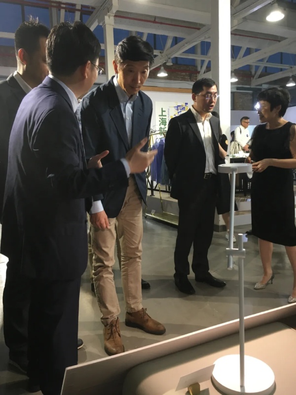 上海市市（shì）場監督管理局局長陳學軍（中）等領（lǐng）導