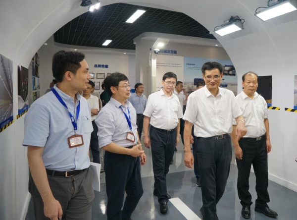 浙江省委常（cháng）委、統（tǒng）戰部部（bù）長熊（xióng）建平（右二）、金華市委書記陳龍（中），浦江縣委書記程（chéng）天雲（右）