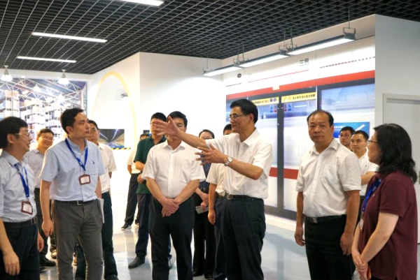 熊建平等領導一行鼓勵大香蕉9草在线堅（jiān）持科技創新驅動發展