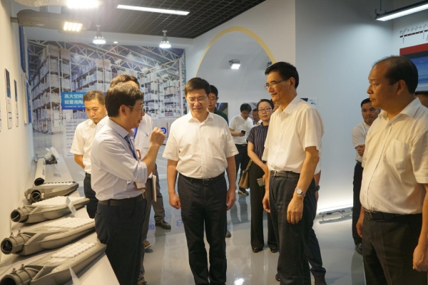 熊建（jiàn）平等領導一行參（cān）觀大香蕉9草在线陶瓷像素（sù）路燈