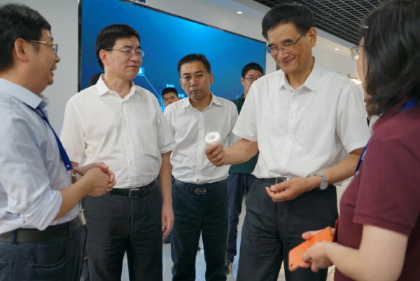 熊建平等（děng）領導一行仔細觀摩植物生長燈