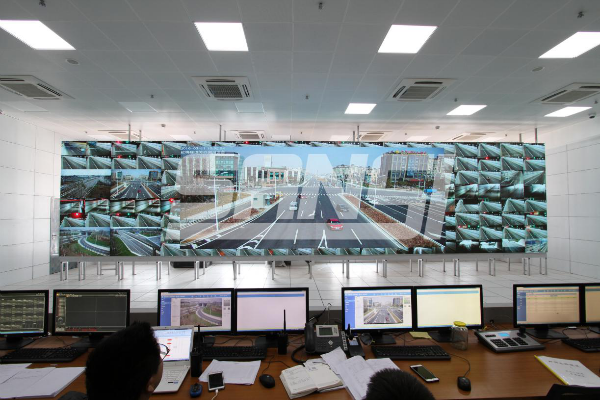 交通(tōng)指揮中心,巨型LED大(dà)屏,實時路況,盡收眼底,指揮調度,精準高(gāo)效(xiào)