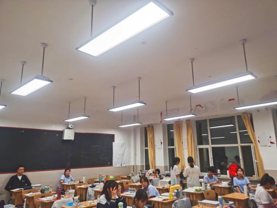 牙克石林業第一（yī）中學