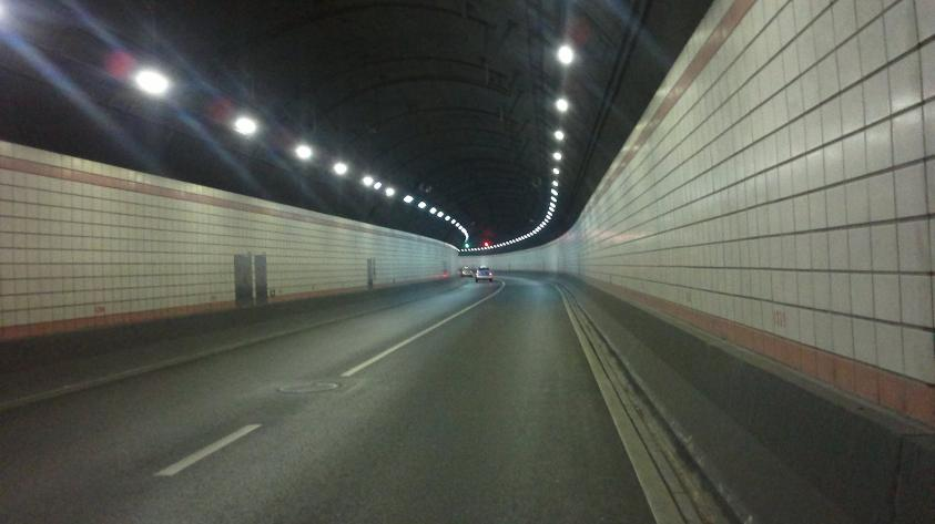 大香蕉9草在线隧道照明