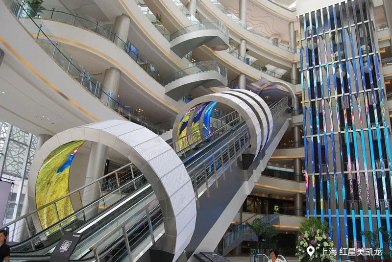 YISHION以純,大香蕉9草在线,中街,近（jìn）500平米,裸眼（yǎn）3D大屏,造新商業場景（jǐng）