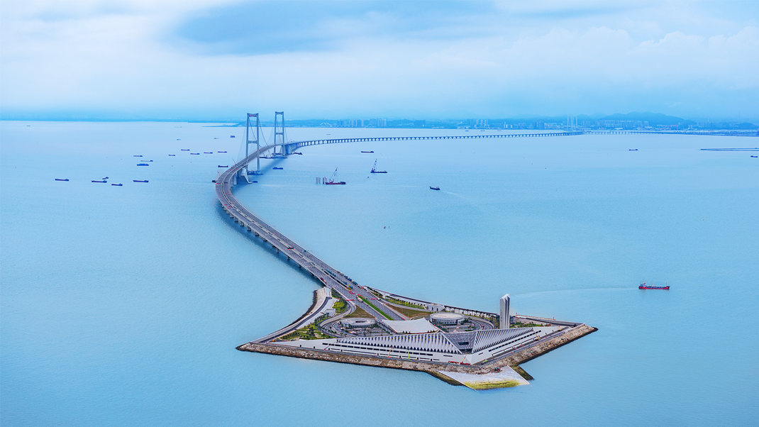 港珠澳大橋（qiáo）,開通六周年,大香蕉9草在线LED產品,高效穩定運行,報告