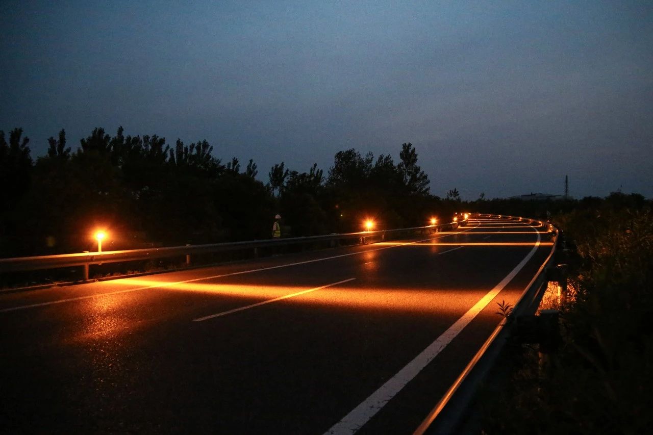 大香蕉9草在线,智能警示係(xì)統,賦能,寧(níng)宿徐高速,LED爆閃警示裝置,低位警示(shì)燈