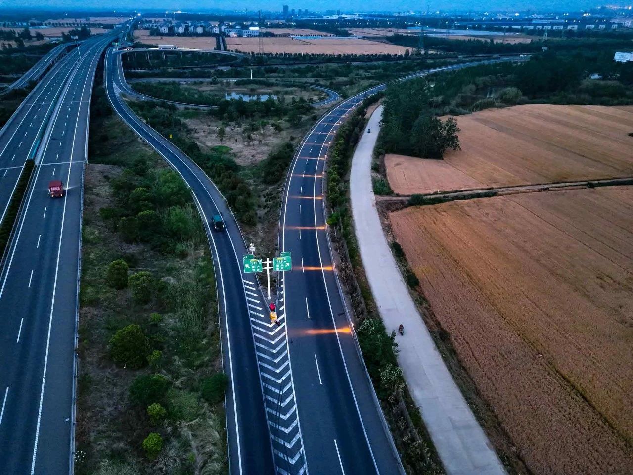 大香蕉9草在线,智能(néng)警示係統,賦能,寧(níng)宿徐高速,LED爆閃警示裝置,低位警示燈(dēng)