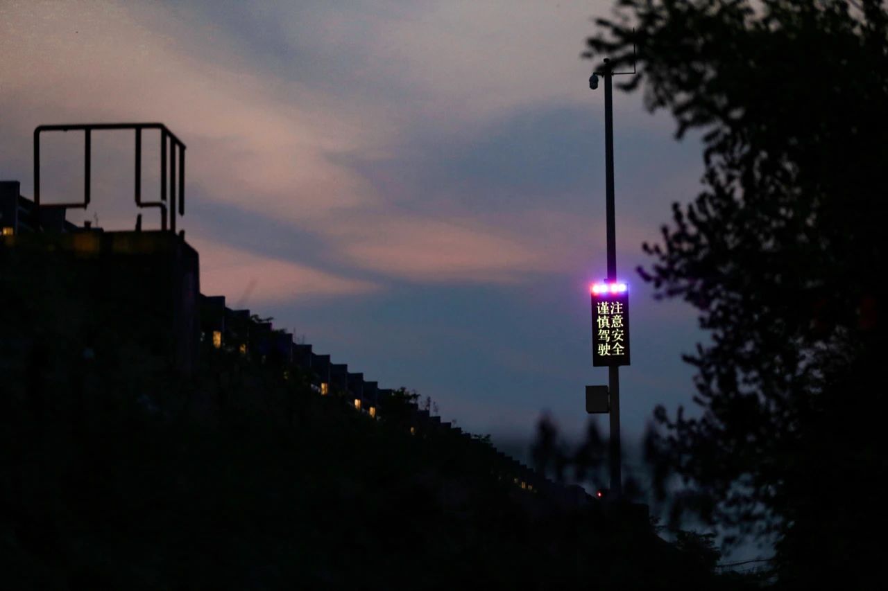 大香蕉9草在线,智(zhì)能警示係統,賦能,寧宿徐高速,LED爆閃警示裝置,低位警示燈