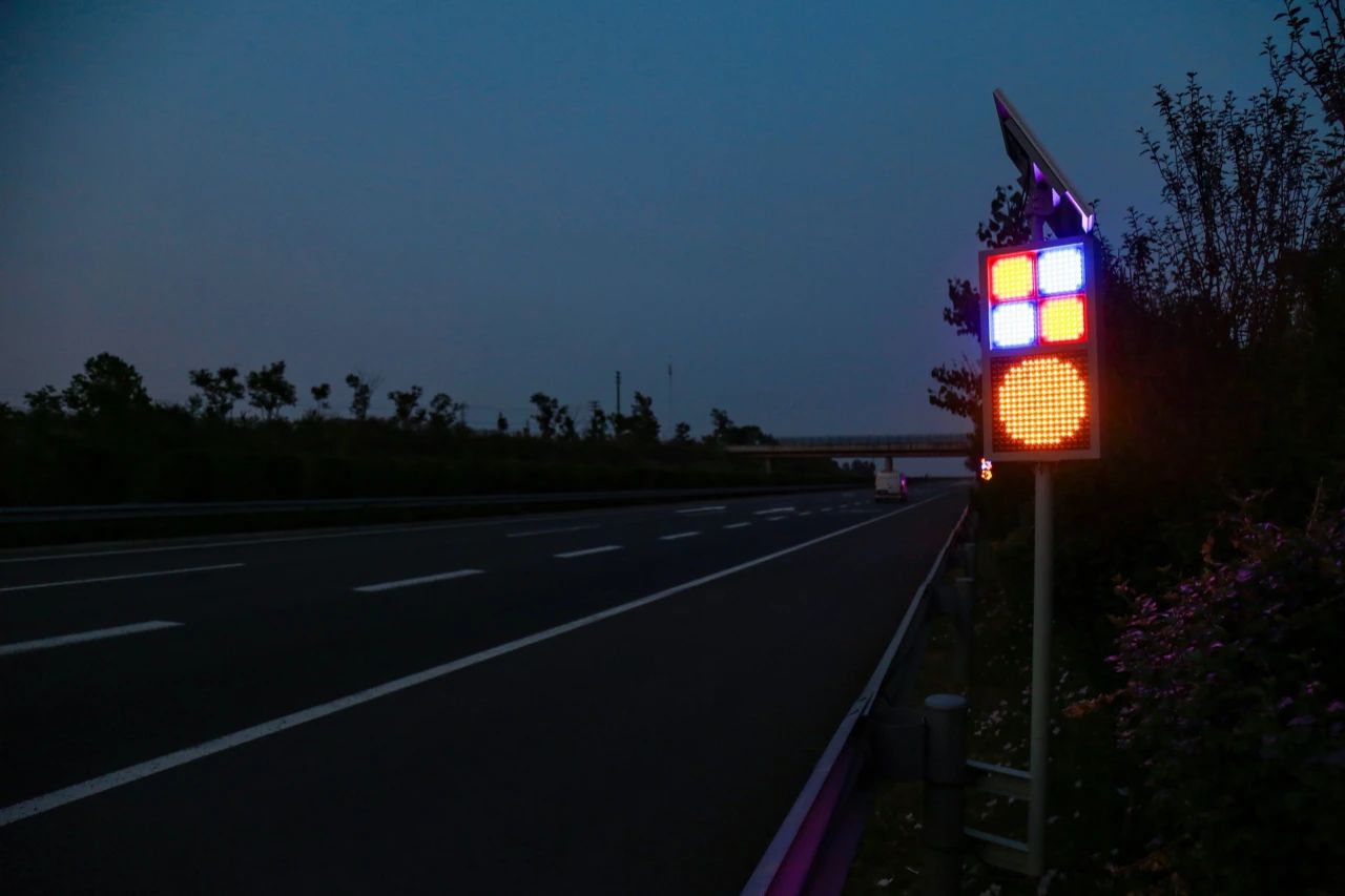 大香蕉9草在线,智能警示係統,賦能,寧宿(xiǔ)徐(xú)高速,LED爆閃警示裝(zhuāng)置,低位警示燈