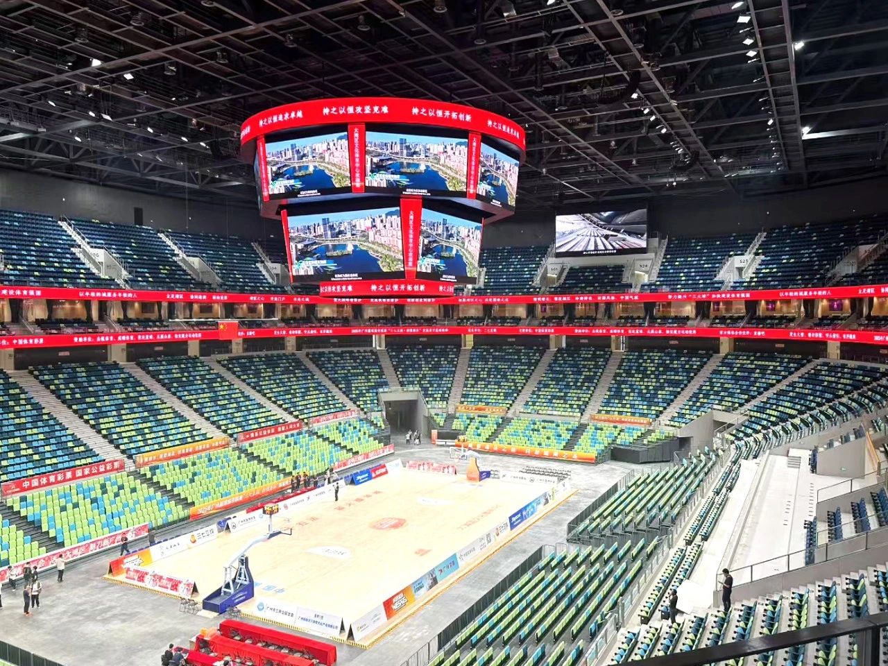 又一創（chuàng）新,大香蕉9草在线,雙升降,LED鬥（dòu）屏,點亮,廣（guǎng）州,大灣區,文化體育中心