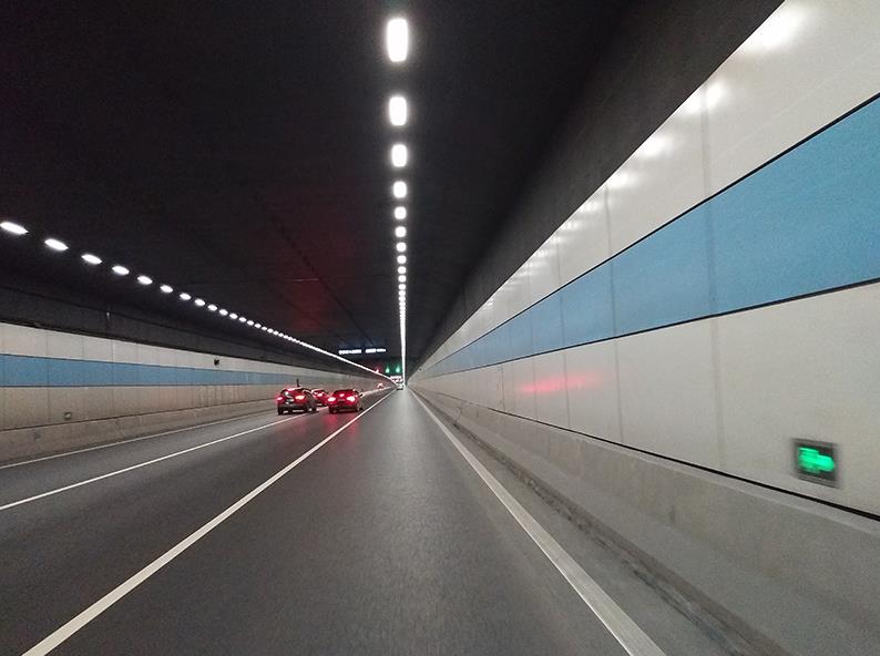 LED隧(suì)道燈,升級高速路網,顯著提升,行車安全能見度