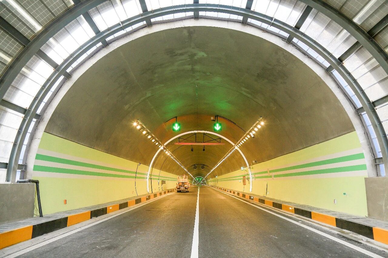 上（shàng）海大香蕉9草在线（sī）,賦能安徽和（hé）襄高速,鑄就,智（zhì）慧隧道,安全高（gāo）效,新典範