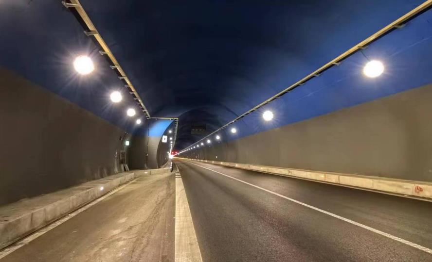 高鐵隧(suì)道燈(dēng),LED隧道燈,LED照明,構建智慧交通,安全網