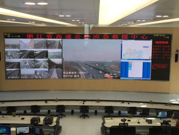 智慧指揮（huī）中心,標配,LED拚接屏,以高穩（wěn）定性支撐,關鍵決（jué）策